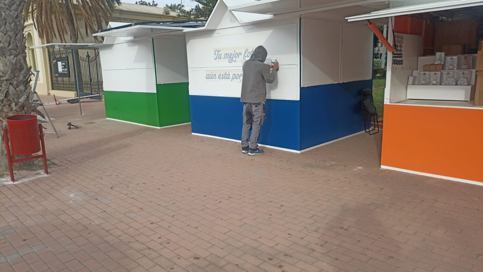 Los puestos de los hippies preparados para abrir junto a la Lonja del Puerto de Alicante