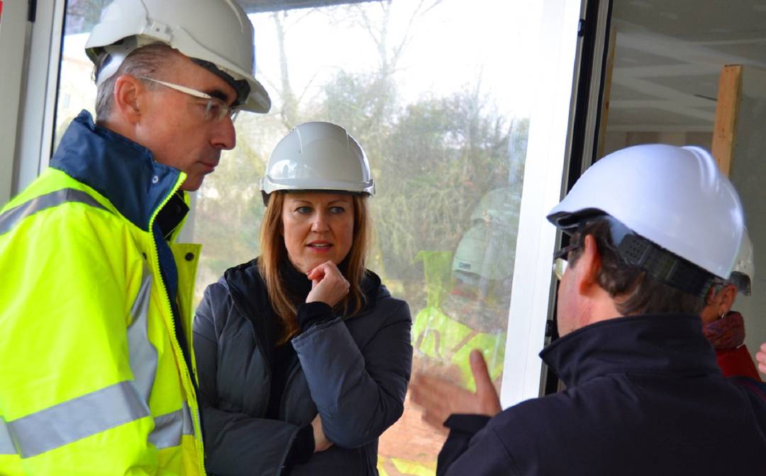 Loli Castiñeira, alcaldesa de Salceda, junto al conselleiro de Sanidade, Jesús Vázquez Almuíña, en la visita a las obras del nuevo centro de salud.