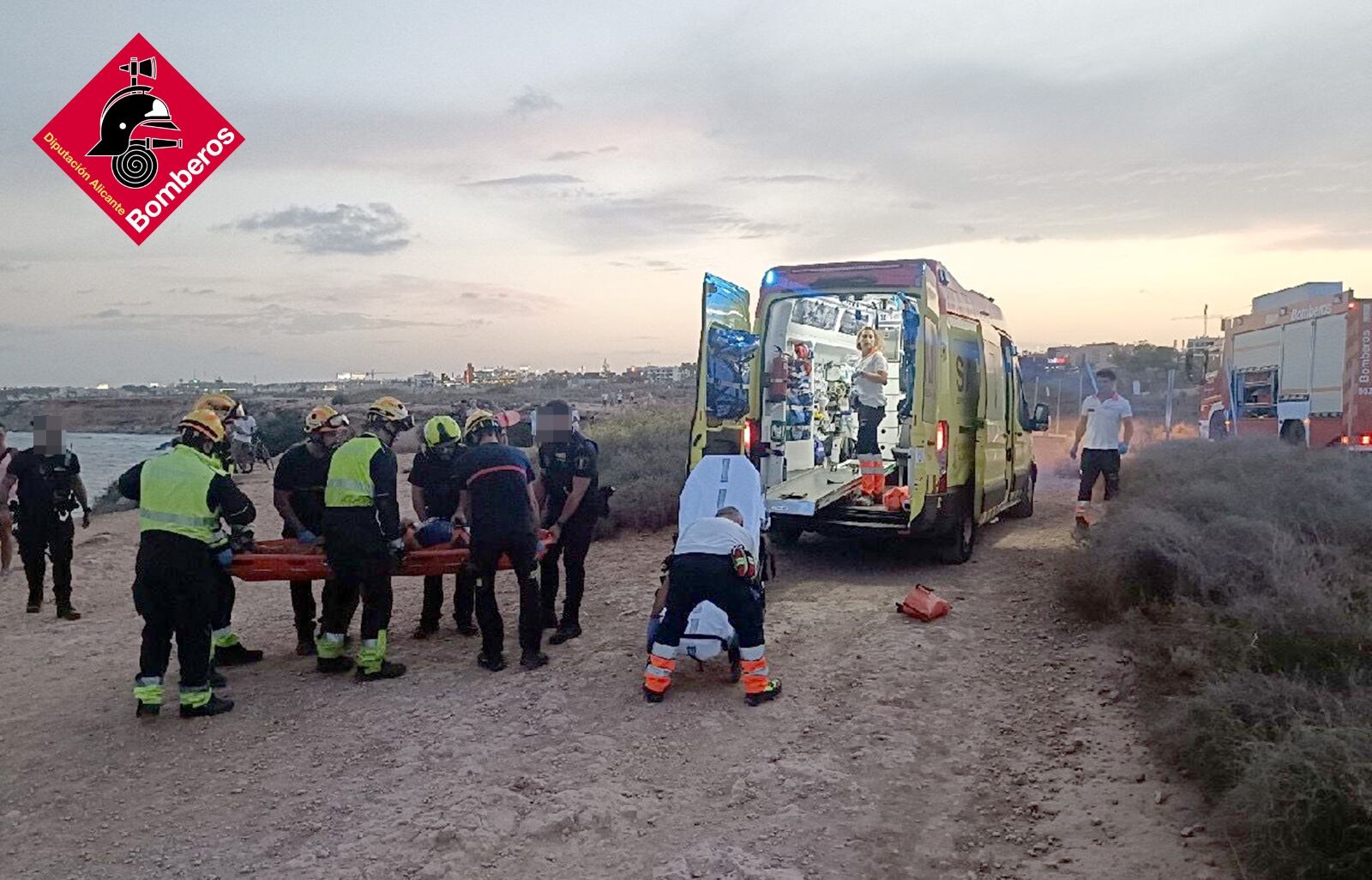 Los bomberos rescatan a un ciclista que cayó desde una altura cercana a los cuatro metros por un acantilado en la costa de Torrevieja