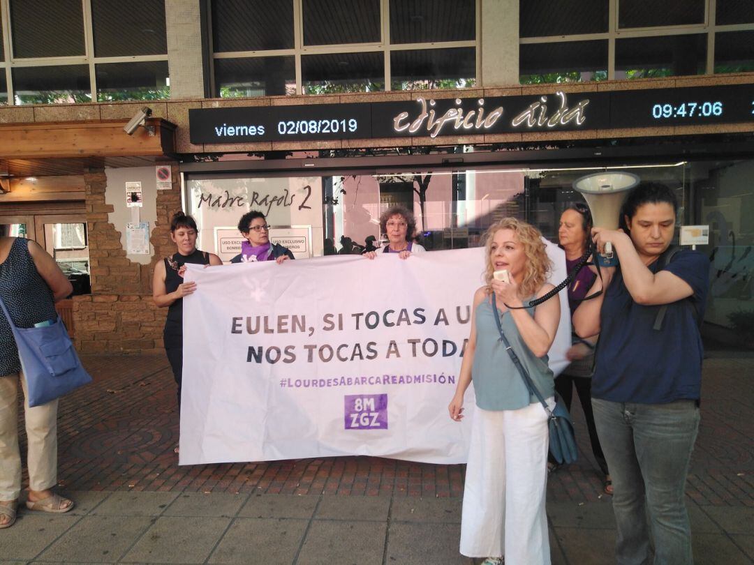 Lourdes Abarca, junto a otras compañeras de la Asamblea 8M, en las puertas del Servicio Aragonés de Mediación y Arbitraje