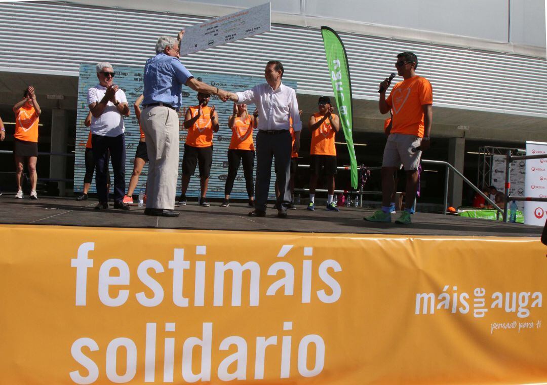 El alcalde de Vigo entrega el cheque simbólico a Pedro Pereira del Banco de Alimentos