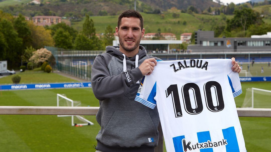 Zaldua posa con el número 100 en su camiseta