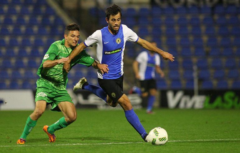 Dalmau disputa un balón en el Rico Pérez frente al Cornellà