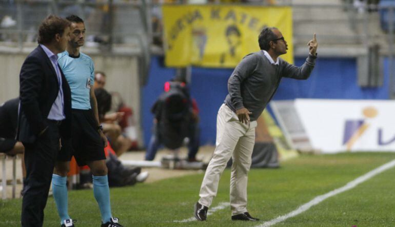 Álvaro Cervera durante el partido entre el Cádiz y el Numancia