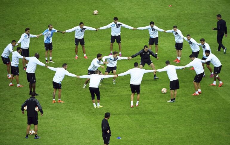 SEV01. VARSOVIA (POLONIA), 26/05/2015.- Los juagdores del Sevilla FC durante el entrenamiento del equipo en el Estadio Nacional de Varsovia, Polonia, el 26 de mayo del 2015. El Sevilla FC se enfrenta al FC Dnipro Dnipropetrovsk en la final de la Liga Euro