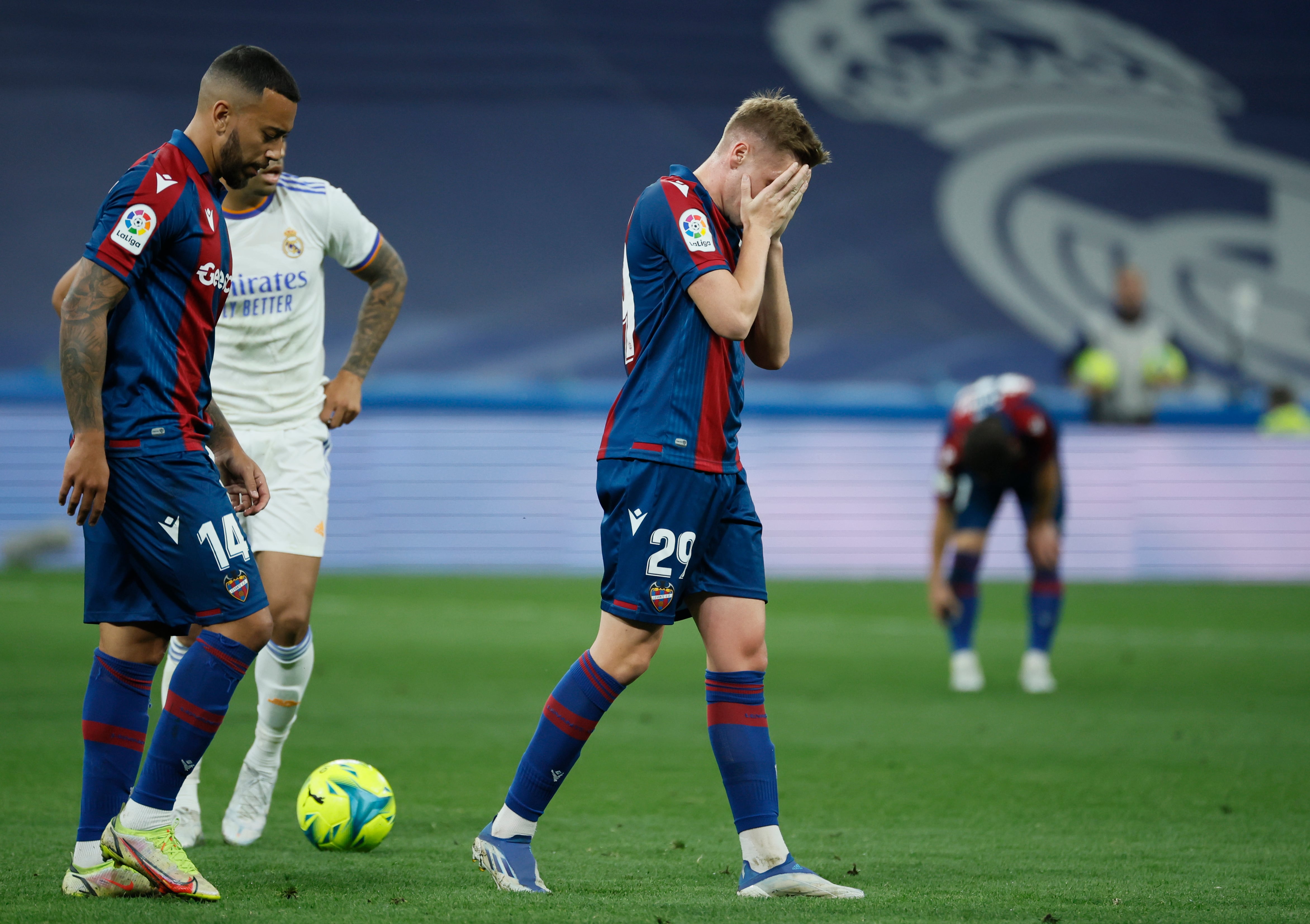 MADRID, 12/05/2022.- Los jugadores del Levante UD tras el partido de la jornada 36 de Liga en Primera División que Real Madrid y Levante UD disputaron hoy jueves en el estadio Santiago Bernabéu, en Madrid. EFE/Juanjo Martín