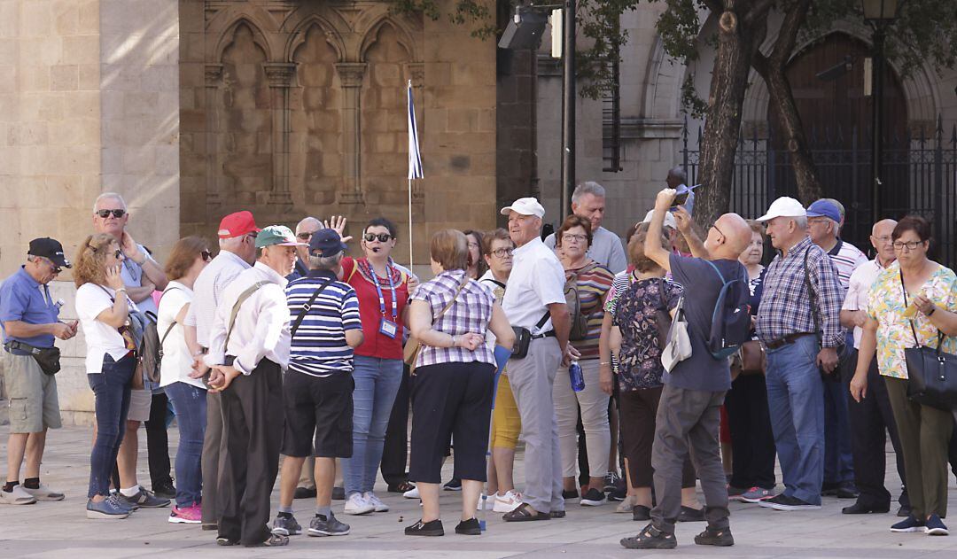 Turistas en la plaza mayor de Castellón