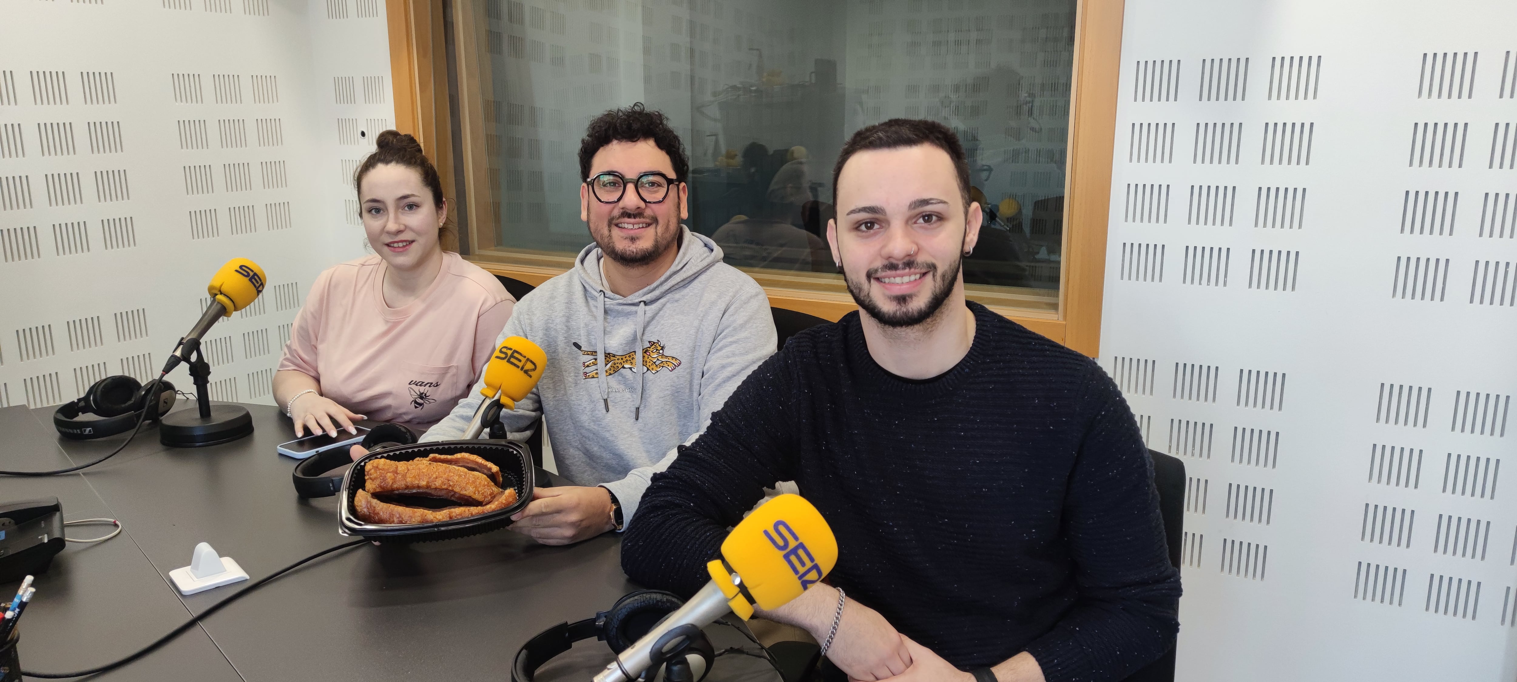 Propietarios y encargado del restaurante El Quillo de Getafe ganador de Madrid del concurso &#039;El Mejor Torrezno del Mundo&#039;.