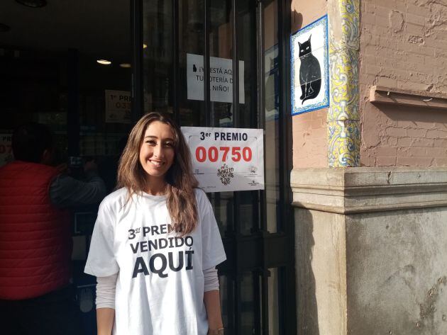 Carmen Sánchez, a las puertas de la administración El Gato Negro en la Avenida de la Constitución