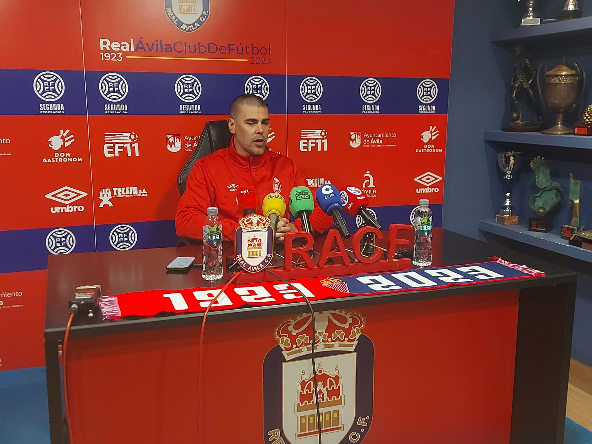 Víctor Valdes, en una rueda de prensa
