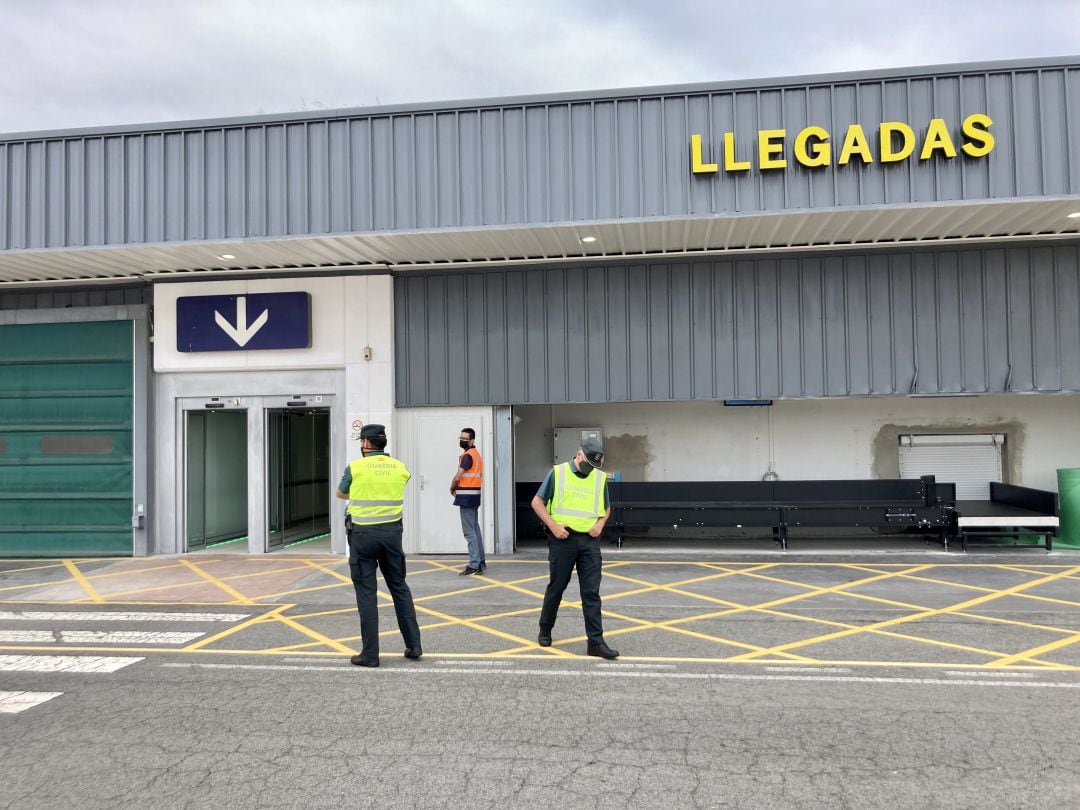 Reforma exterior del Aeropuerto de Foronda (Vitora) en la pista de aterrizaje de los aviones. La flecha que indica hacia la puerta es el acceso a la sala de recogida de equipajes, que también ha sido remodelada.