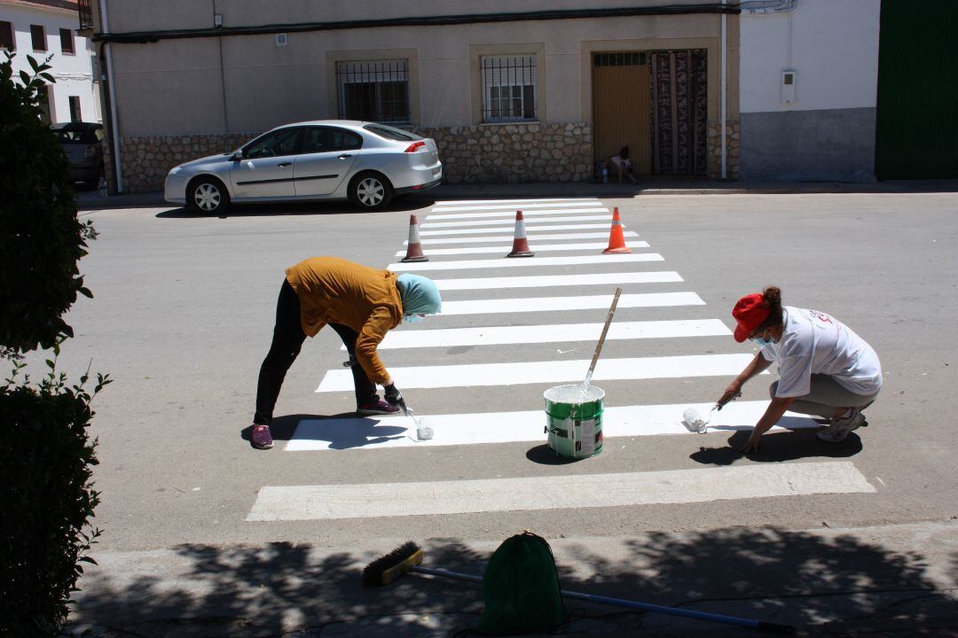 Personas trabajando en el mantenimiento del municipio