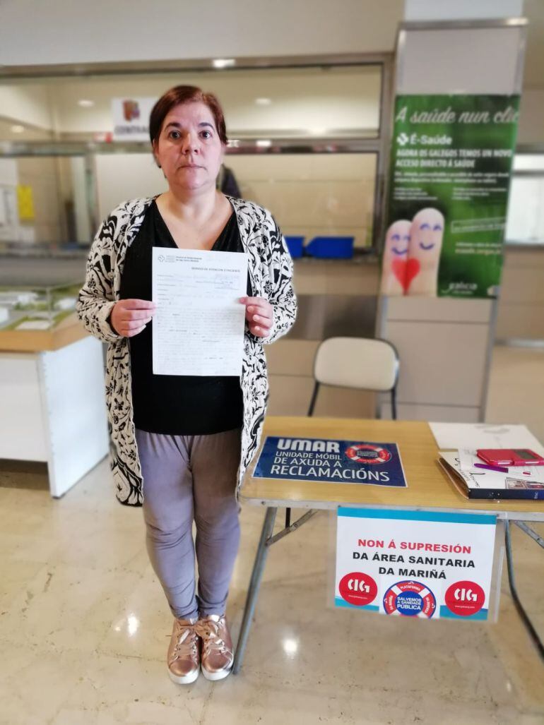 La paciente mariñana con la reclamación que presentó con ayuda de la Plataforma en Defensa de la Sanidad Pública de A Mariña.