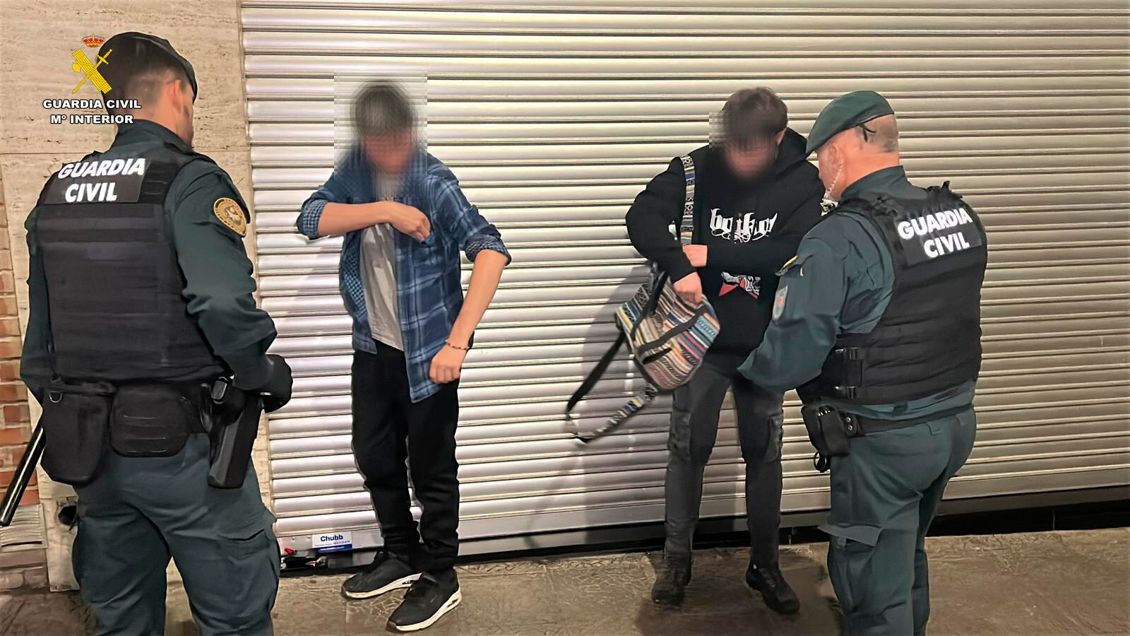 Macrooperativo en Alfaro: la Guardia Civil disuelve un botellón en un polígono industrial y sanciona a un bar por presencia de menores