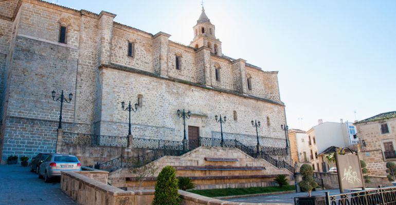 Plaza de Juan XIII en Villacarrillo junto a la iglesia de la Asunción.