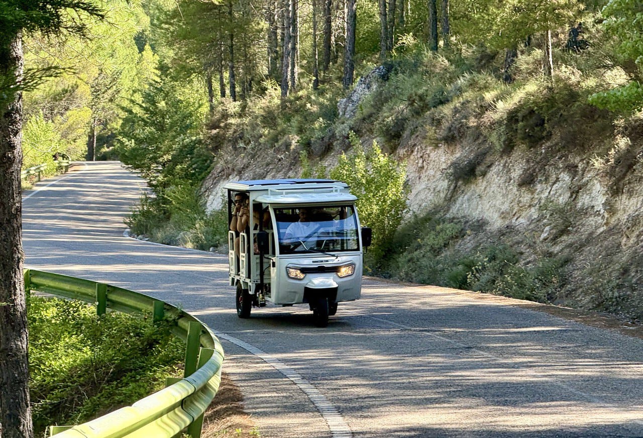 Uno de los vehículos de TUKuenca por la ruta de las hoces.