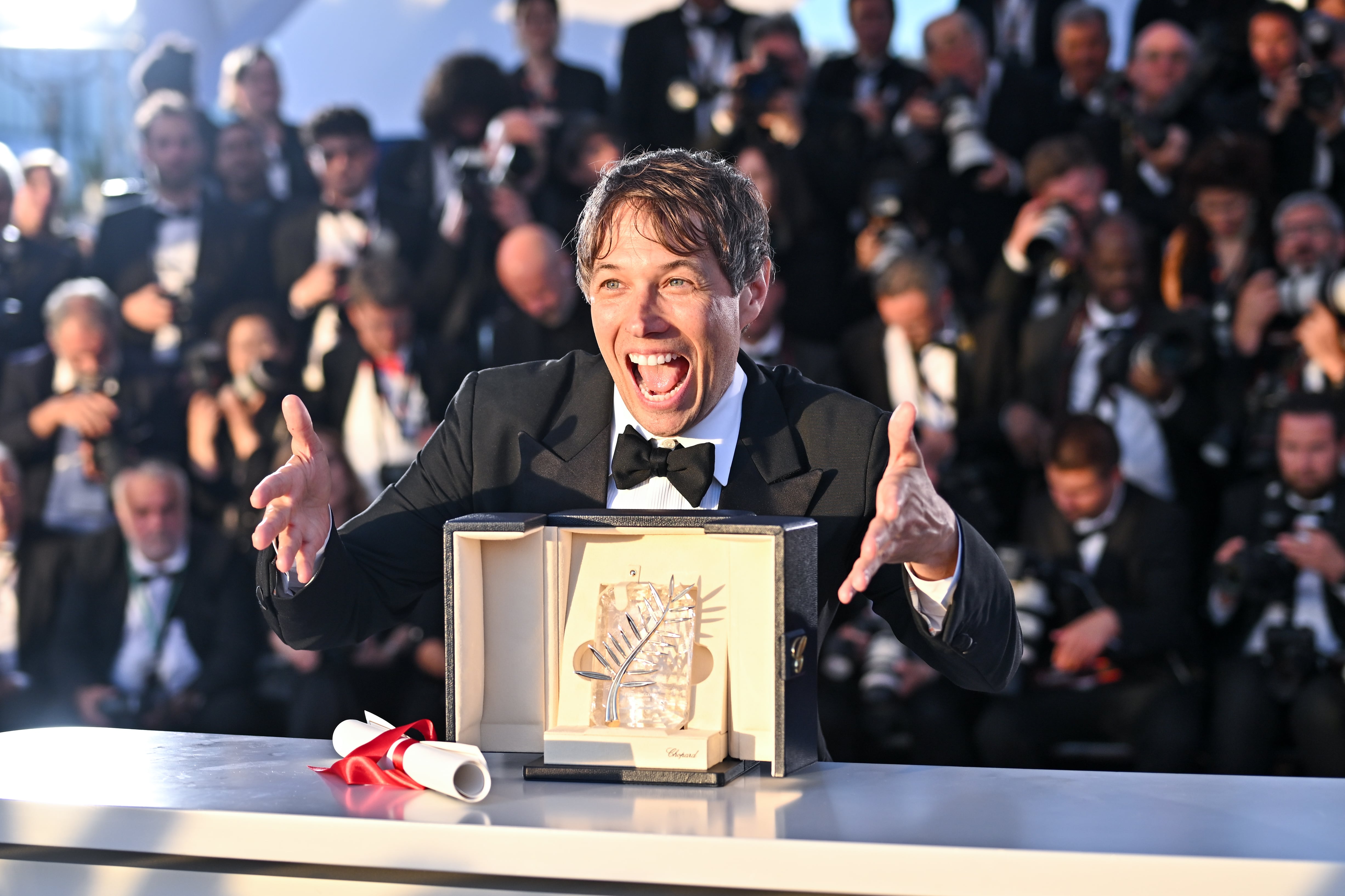 Sean Baker poses con la Palma de Oro por &#039;Anora&#039; (Photo by Stephane Cardinale - Corbis/Corbis via Getty Images)