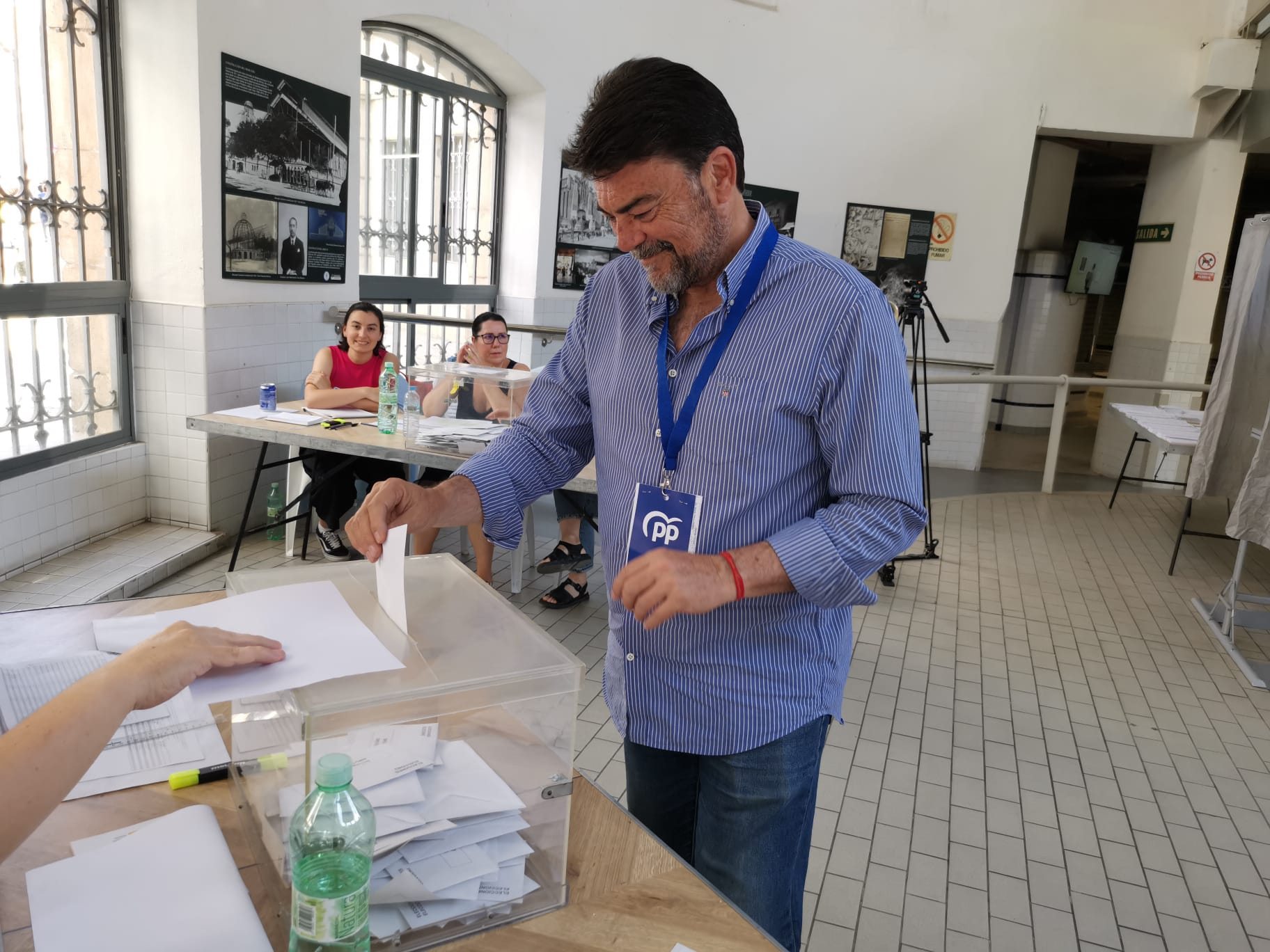 El alcalde de Alicante, Luis Barcala, vota en el Mercado Central. Foto: Daniel Rodríguez