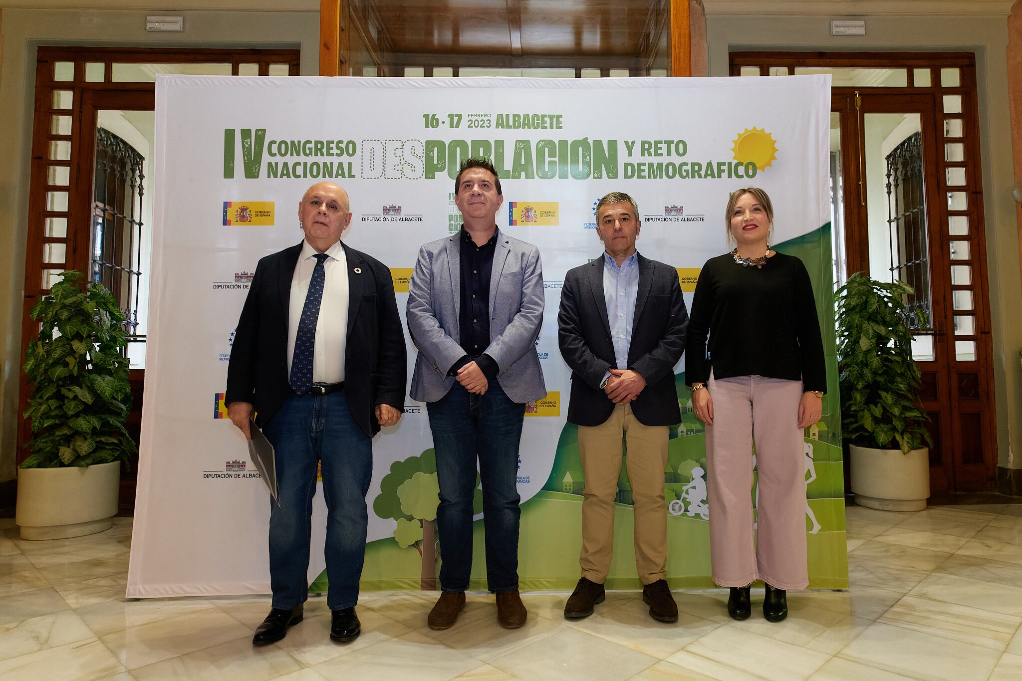 El presidente de la Diputación Provincial de Albacete, Santiago Cabañero; el secretario general de la FEMP, Carlos Daniel Casares; y el subdelegado del Gobierno de España en Albacete, Miguel Juan Espinosa, presentan el IV Congreso Nacional de Despoblación y Reto Demográfico que se celebrará en el Teatro Circo de Albacete los días 16 y 17 de febrero