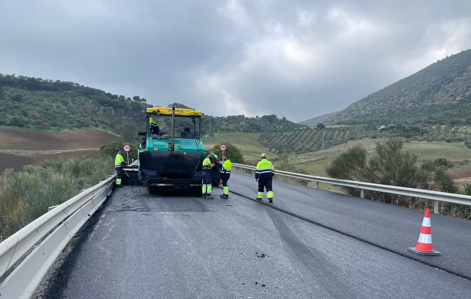 Operarios trabajando sobre el firme de la carretera A-384