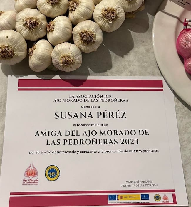 Diploma entregado a Susana Pérez, autora del blog Webos Fritos, el día que ha recogido el reconocimiento de la IGP Ajo Morado de Las Pedroñeras