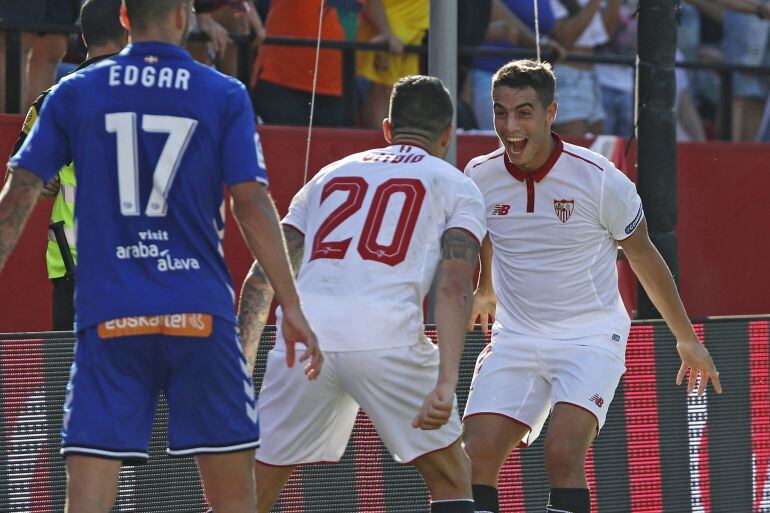 Ben Yedder celebra un gol junto a su compañero Vitolo