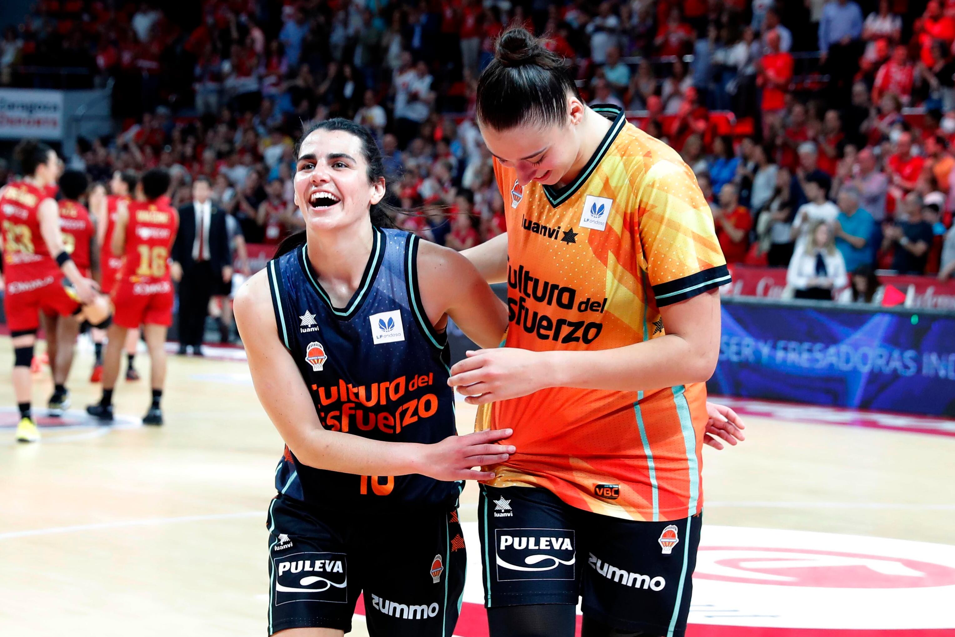 ZARAGOZA, 27/04/2023.- Leticia Romero del Valencia Basket reacciona junto a una compañera, durante el partido de semifinales de Liga Endesa Femenina que se juega hoy jueves en el pabellón Príncipe Felipe, en Zaragoza. EFE/Javier Cebollada
