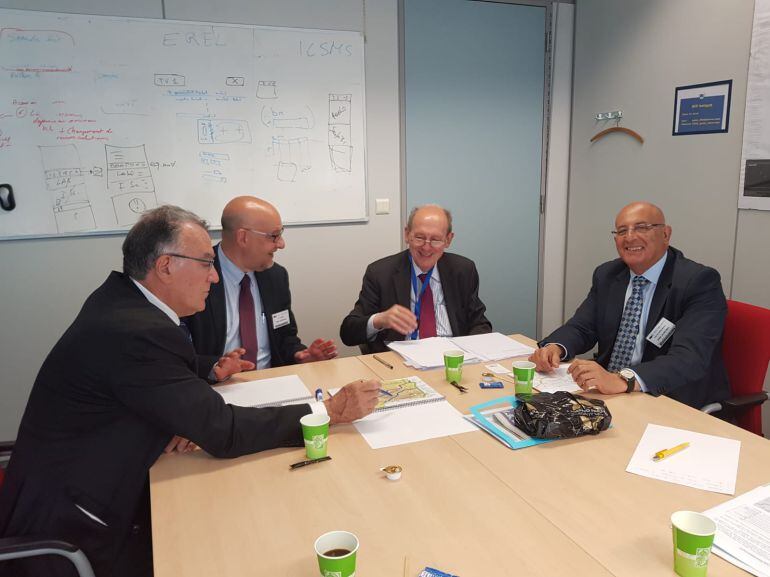 Momento de la reunión en Bruselas entre el Eixo Atlántico y la Comisión Europea