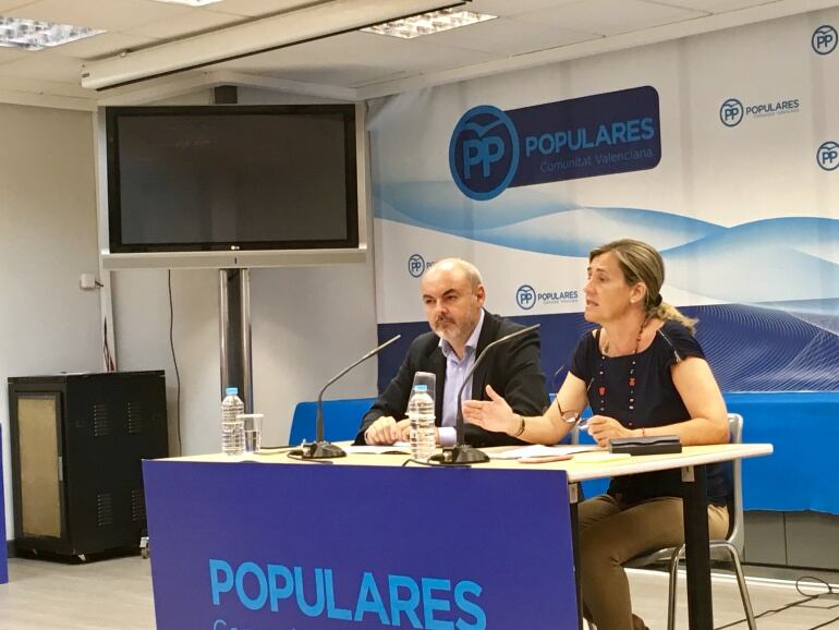 Elena Bastidas y Eusebio Monzó en su comparecencia ante los medios