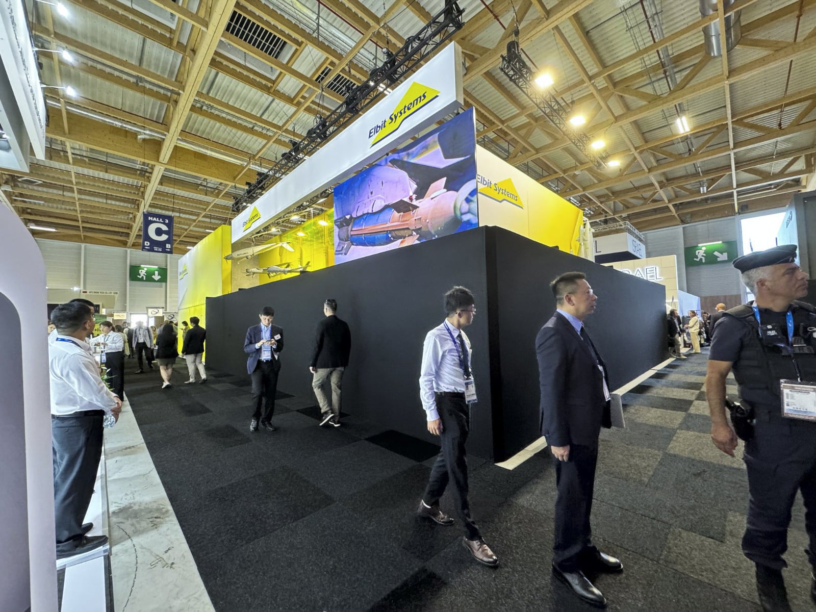 Stand de empresa israelí cubierto con lonas negras durante el 'Paris Air Show', el 16 de junio de 2025. Mustafa Fuat Er/Anadolu.