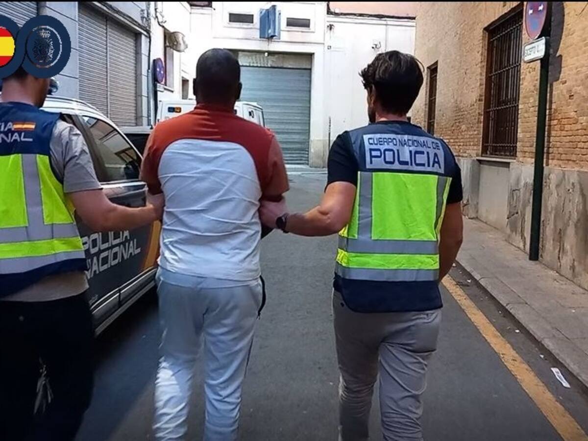 Detenido un joven que compraba ropa de lujo con billetes falsos de 100 euros en Málaga