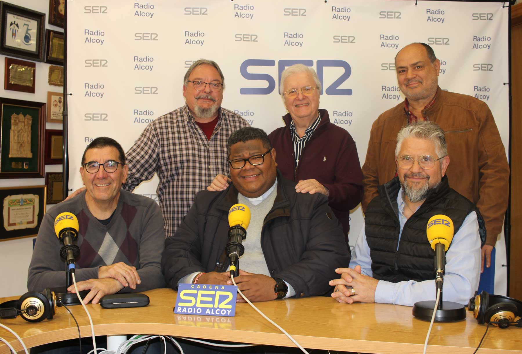 Jesús Fuentes Popa, Josele Giner, Pepe Bernabeu, Toni Albors y Francisco Martínez, acompañando a Paco Aznar en el estudio central de Radio Alcoy