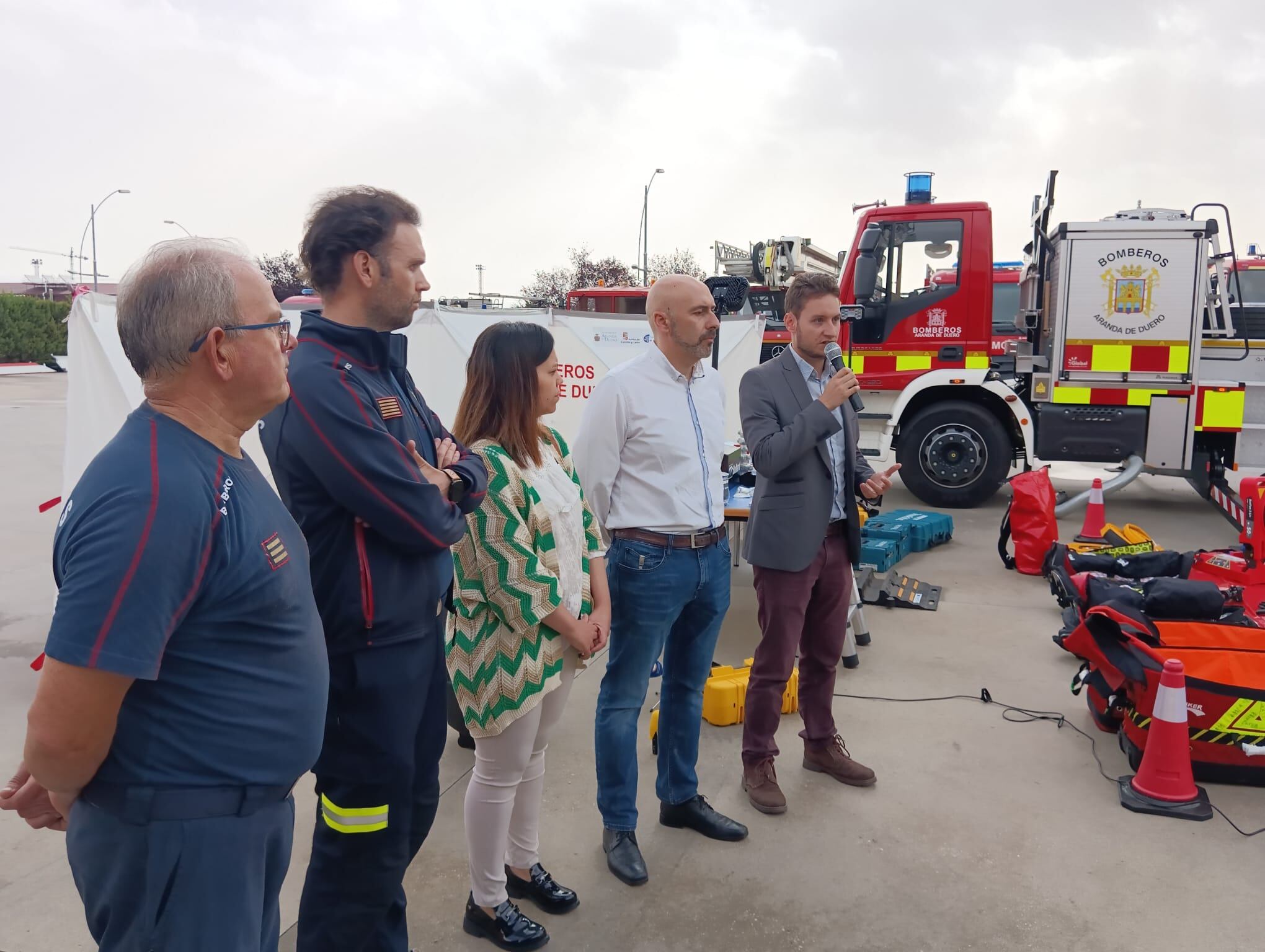 El alcalde iniciaba el acto de presentación del vehículo