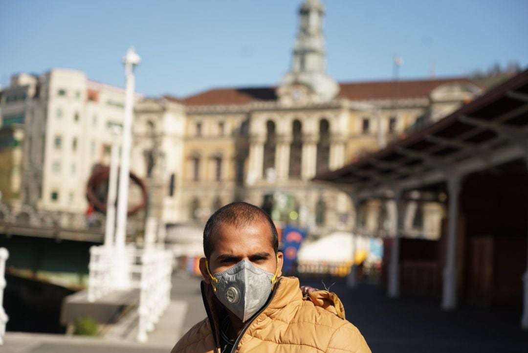 Un hombre pasea protegido con mascarilla por Bilbao, en una imagen de archivo