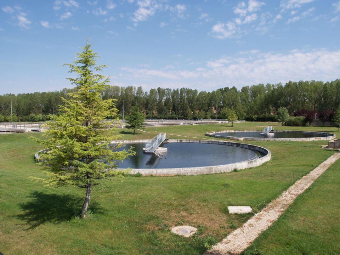 Las muestras se toman semanalmente de las aguas residuales en la depuradora municipal de Cuenca