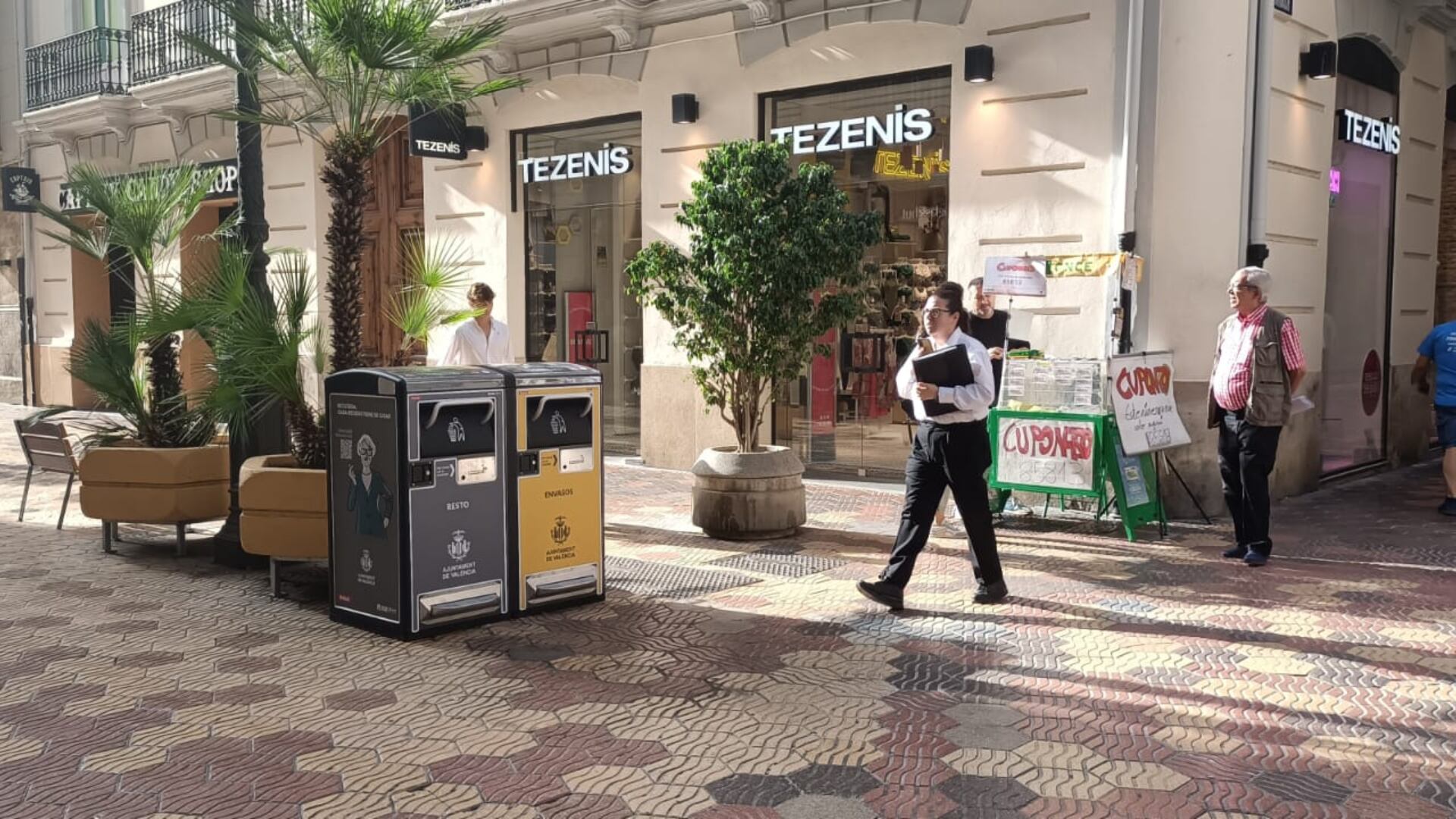 Papeleras &quot;inteligentes&quot; en la calle Don Juan de Austria de València, donde se van a probar durante seis meses