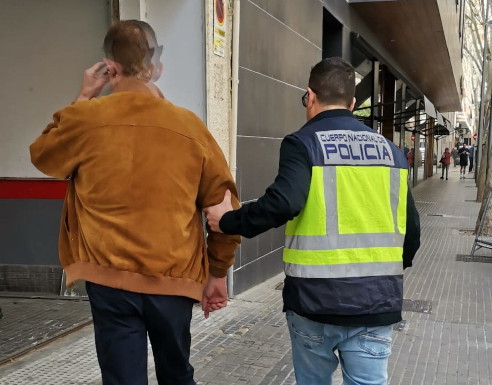 Imagen del detenido llegando a la comisaría