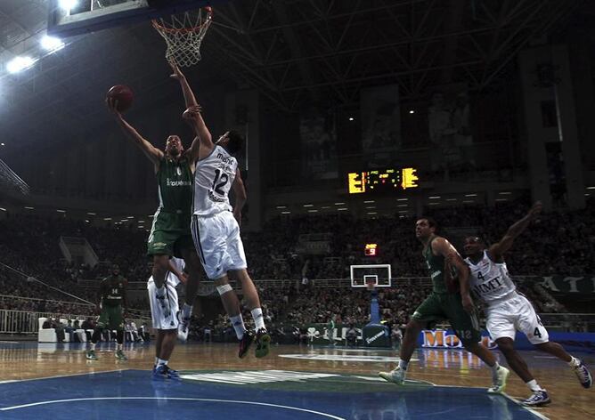 El jugador del Panathinaikos Roko Ukic (i) trata de encestar enfrente de Nikola Mirotic (d), del real Madrid, durante el partido de la Euroliga del grupo E del Top 16 en el OAKA de Atenas