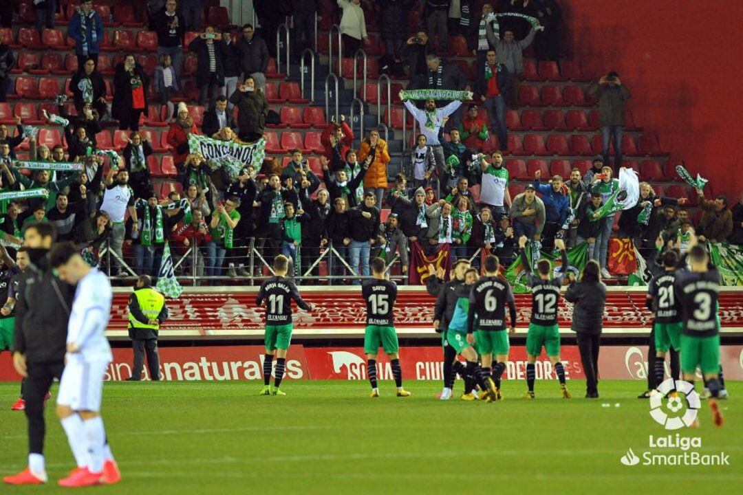 Los jugadores agradeciendo el apoyo de la afición en la última victoria en Soria