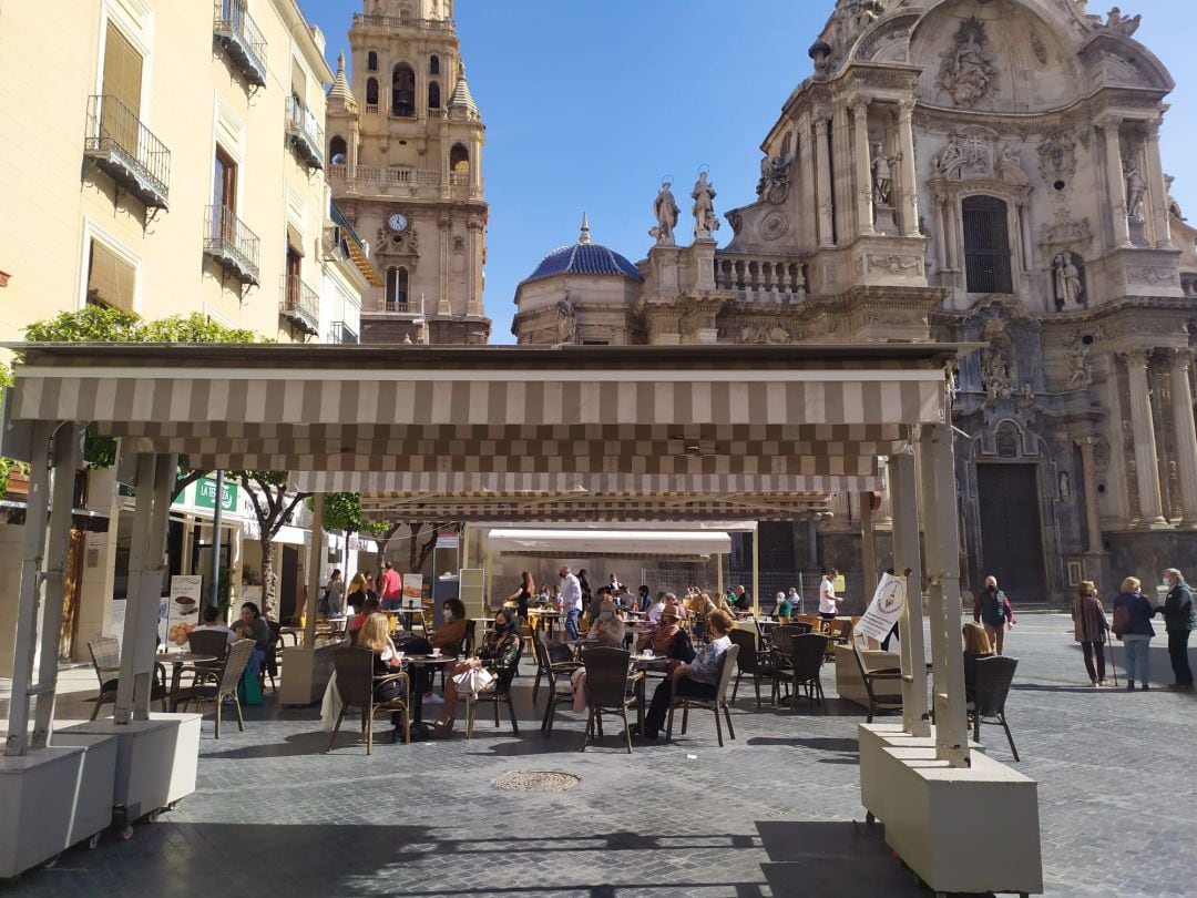 Terrazas en la plaza del Cardenal Belluga (Murcia)