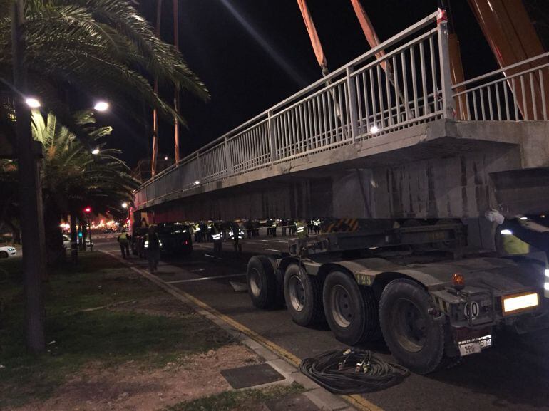 Un camión retira parte de una de las pasarelas peatonales históricas de la Avenida del Cid