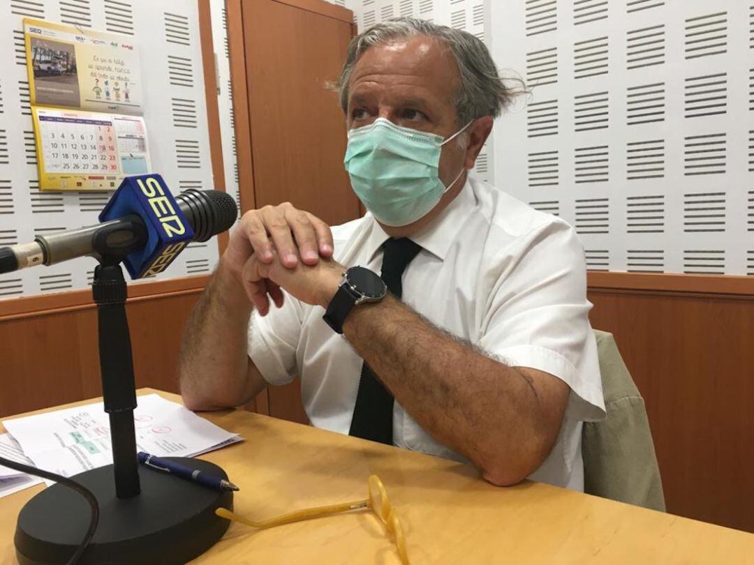 Salvador Fuentes en los estudios de Radio Córdoba Cadena SER