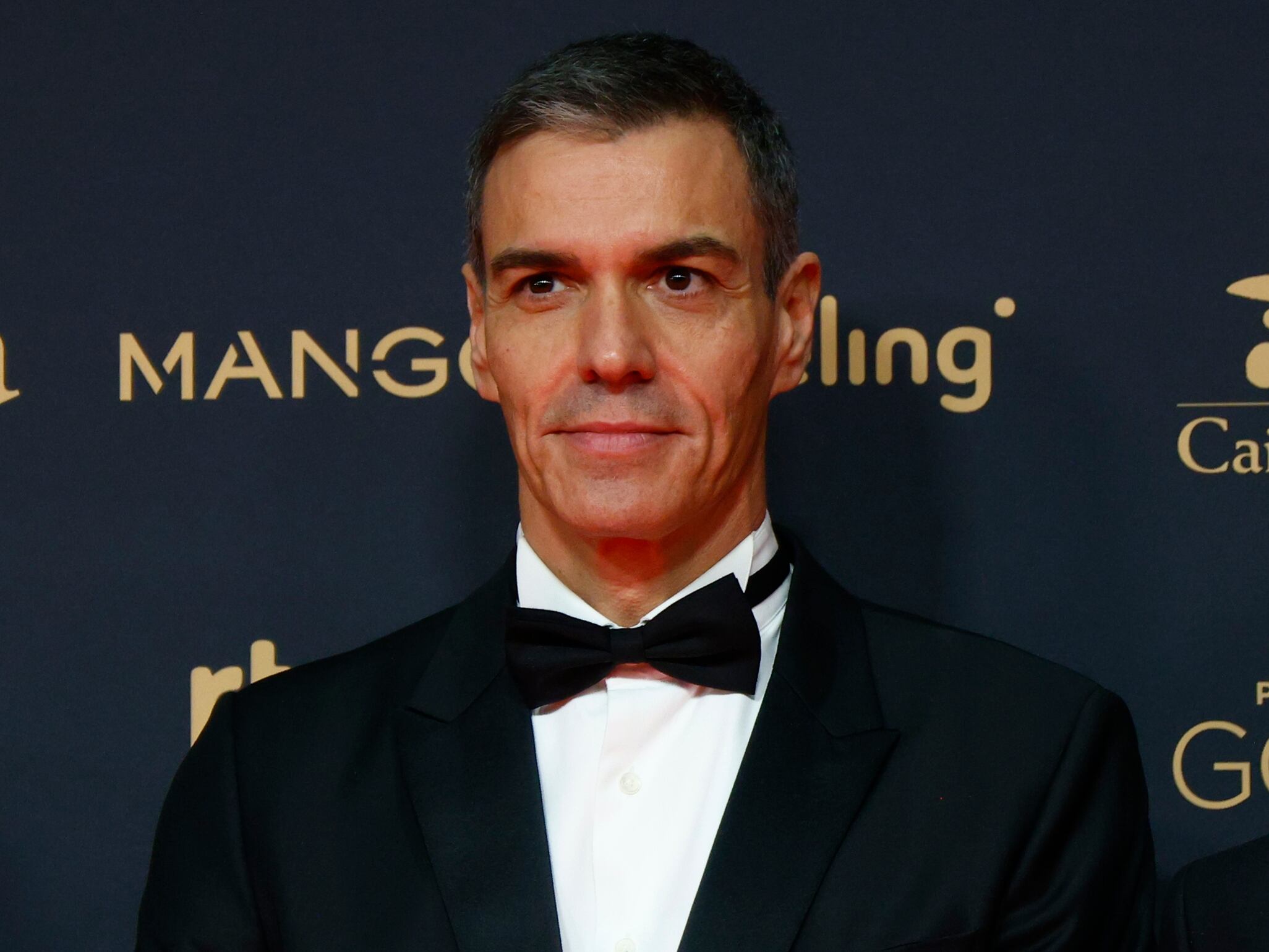 BARCELONA, 28/02/2026.- El presidente del Gobierno Pedro Sánchez (i) y el presidente de la Generalitat Salvador Illa posan a su llegada a la ceremonia de entrega de los Premios Goya en su 40 edición, este sábado en el Auditorio Fórum CCIB de Barcelona. EFE/Quique García