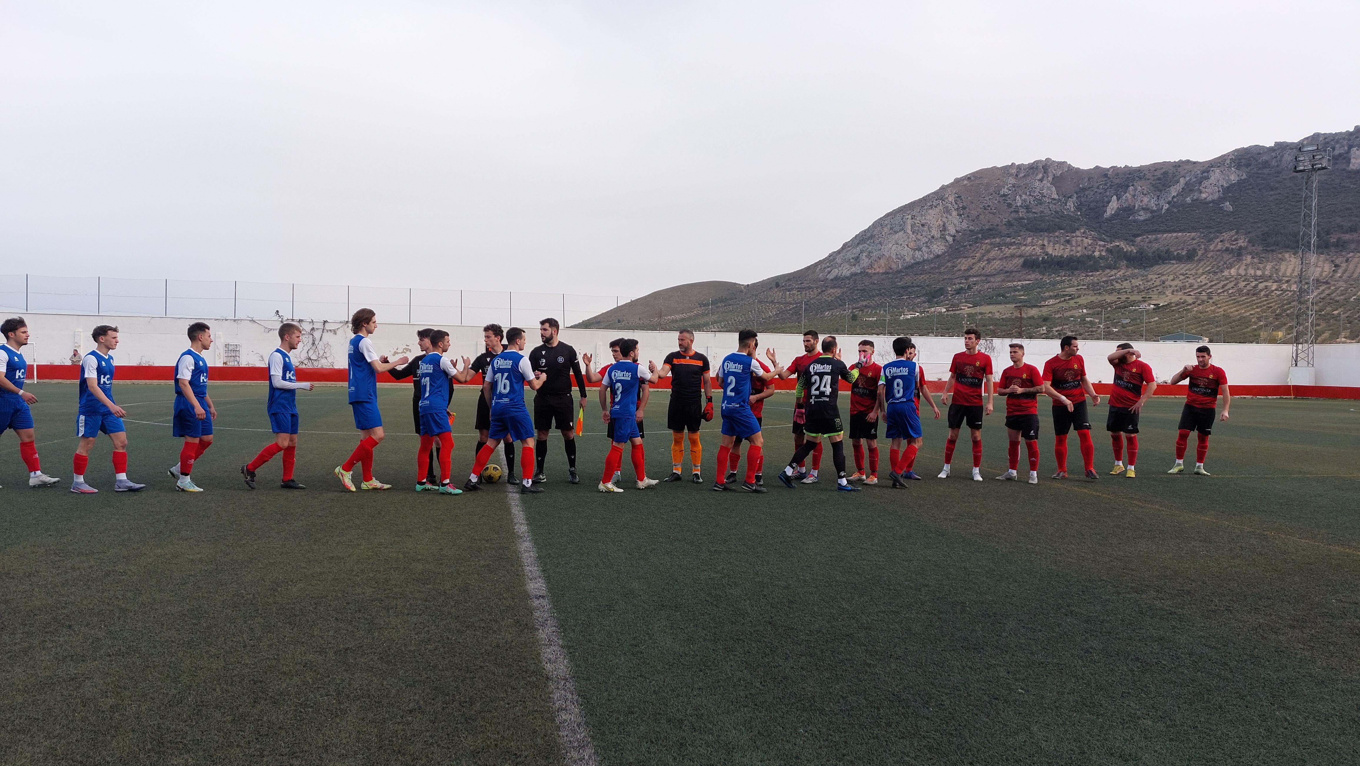 Saludo inicial entre equipos y trío arbitral