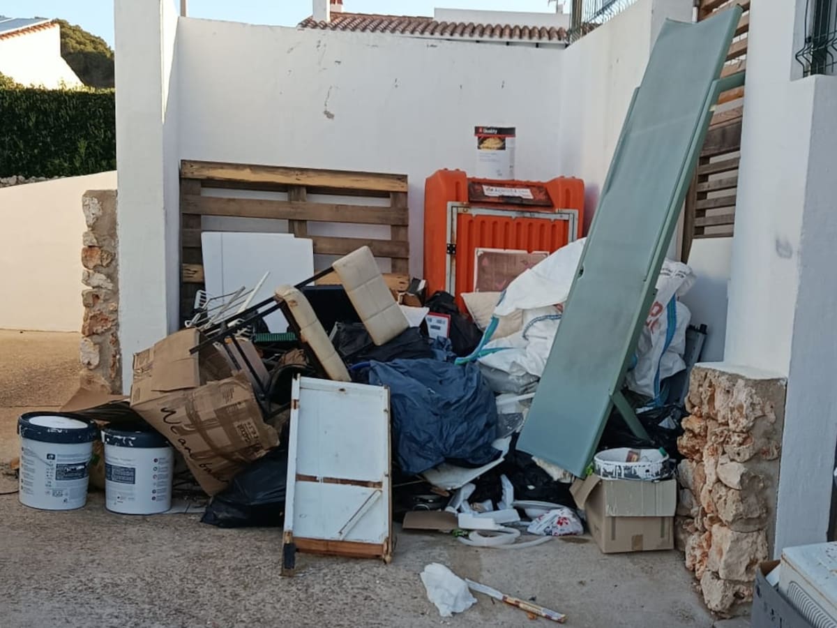 Sant Lluís fa una crida per posar fi a l'abandonament d'estris a la via pública