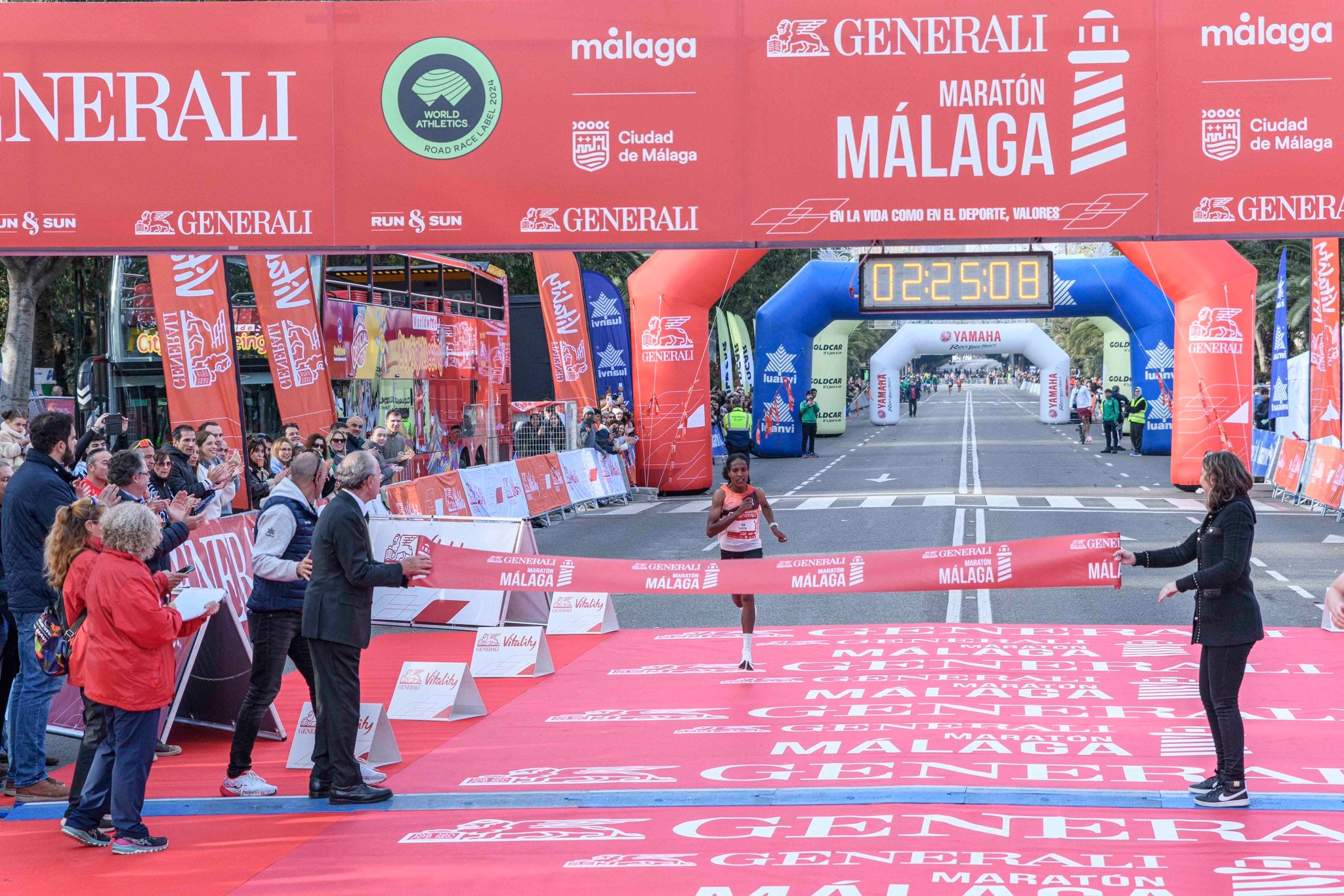 La etíope Domina Aynalem Desta Gebre a punto de llegar a la meta en la Maratón de Málaga