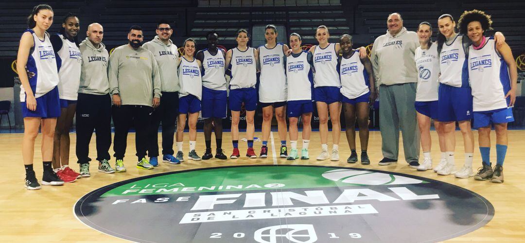 Las jugadoras pepineras posan tras un entrenamiento en el Pabellón Juan Ríos Tejera de San Cristóbal de La Laguna.