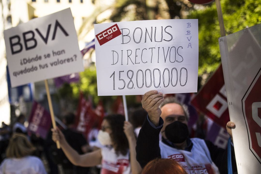 Un hombre sujeta un cartel en el que se lee: &quot;Bonus directivos 158.000.000&quot; durante una concentración contra el ERE de BBVA, en el Paseo de Recoletos, el pasado 17 de mayo, en Madrid.