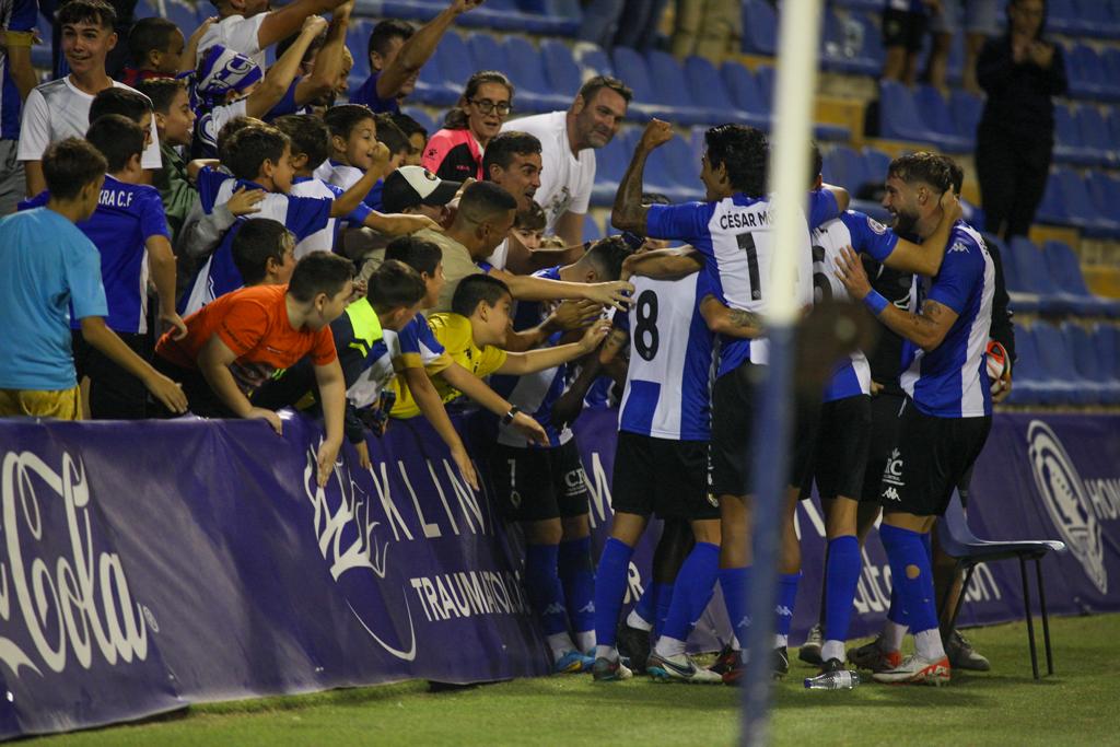 Los jugadores del Hércules celebran la victoria con los aficionados, en el Rico Pérez