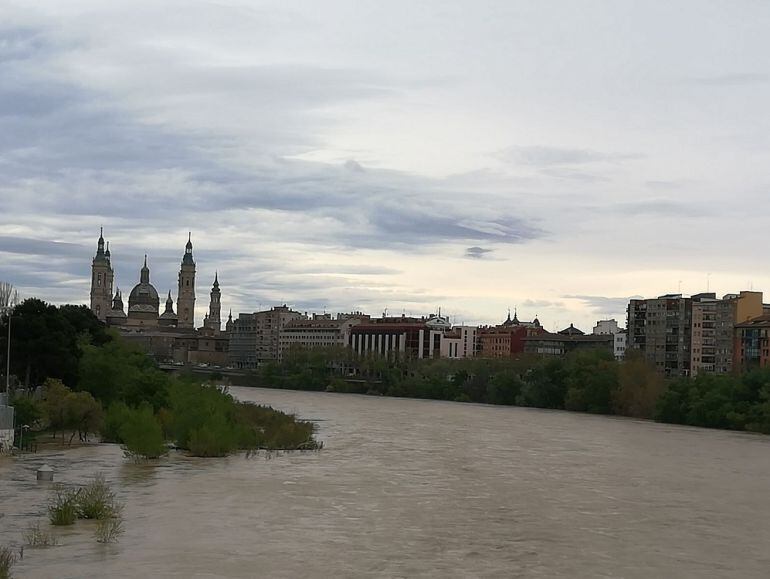 El Ebro, a su paso por Zaragoza este martes, 10 de abril 